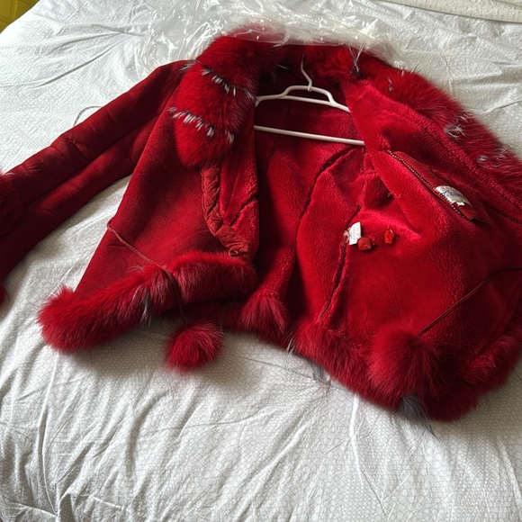 Fur jecket from Europe, red color, XL but you can adjust, smaller or bigger. - Picture 5 of 7